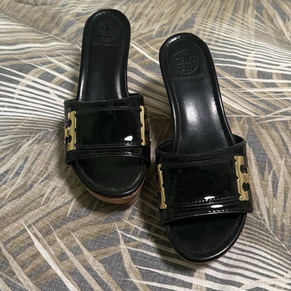 Tory Burch Pamela Wedge Sandals Black Patent 8 - Picture 2 of 5